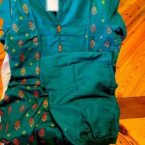 Pakistani outfit xtra large green